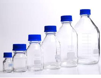 بطری درپیچ دار در آبی